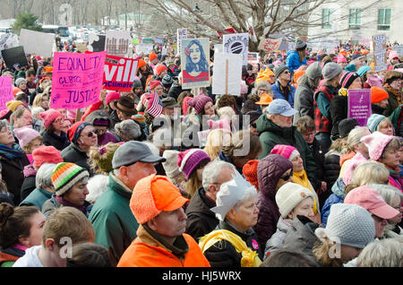 Augusta, Maine, USA. 21 Jan, 2017. La Marche des femmes sur Maine rassemblement devant le Capitole de l'État du Maine. La marche sur le Maine est une soeur rassemblement pour la Marche des femmes sur l'État de Washington. Crédit : Jennifer Booher/Alamy Live News Banque D'Images