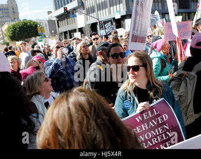 Los Angeles, Californie, USA. 21 janvier, 2017. Une femme est titulaire d'un signe comme elle marche down Hill Street au cours de la Marche des femmes à Los Angeles, Californie. Crédit : Daniel Dreifuss/Alamy Live News Banque D'Images