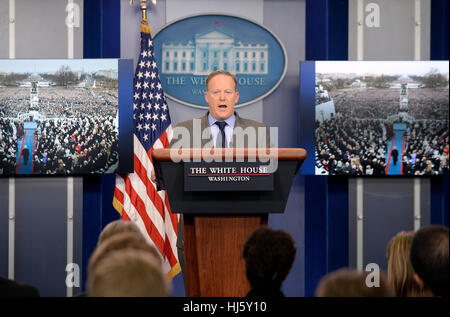 Washington DC, USA. 21 janvier, 2017. Secrétaire de presse de la Maison Blanche Sean Spicer offre remarques en colère comme il parle dans la salle des conférences de presse Le 21 janvier 2017 à Washington, DC. Spicer a été bouleversé par ce que ce qu'il considère être inexact et injuste dans la presse au cours des dernières 48 heures. Crédit : Olivier Douliery/piscine par CNP Crédit : MediaPunch MediaPunch /Inc/Alamy Live News Banque D'Images