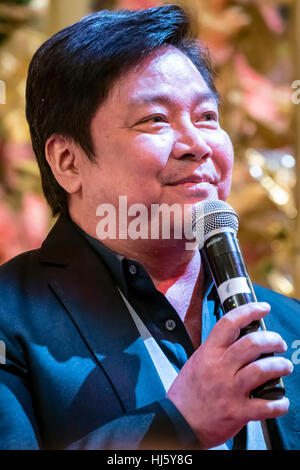 Kuala Lumpur, Malaisie. 21 Jan, 2017. Honh Kong directeur, Stanley Tong disant quelques mots aux fans à Kuala Lumpur. Tong avec Jackie Chan sur sa tournée promotionnelle pour son nouveau film Kung Fu Yoga, ouverture dans le Nouvel An chinois 2017. © Danny Chan/Alamy Live News. Banque D'Images