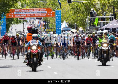 Adélaïde, Australie du Sud, Australie. 22 janvier, 2017. Peloton au début de la phase 6 du Tour Down Under, en Australie le 22 janvier 2017 Credit : Gary Francis/ZUMA/Alamy Fil Live News Banque D'Images