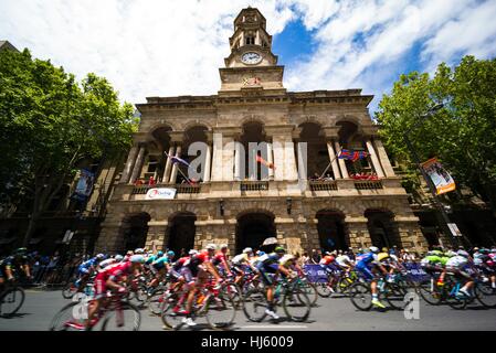 Adélaïde, Australie du Sud, Australie. 22 janvier, 2017. L'Hôtel de Ville d'Adélaïde col peloton, l'étape 6 du Tour Down Under, en Australie le 22 janvier 2017 Credit : Gary Francis/ZUMA/Alamy Fil Live News Banque D'Images