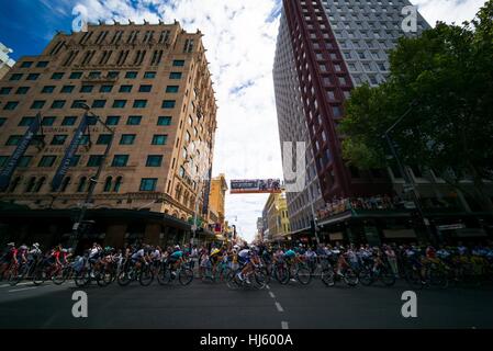 Adélaïde, Australie du Sud, Australie. 22 janvier, 2017. Le peloton passe par la rue Hindley, stade 6 du Tour Down Under, en Australie le 22 janvier 2017 Credit : Gary Francis/ZUMA/Alamy Fil Live News Banque D'Images