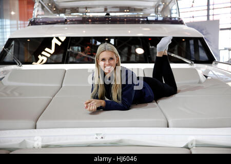 Dusseldorf, Allemagne. Le 20 janvier, 2017. boot Düsseldorf 2017 - les mondes plus grand yachting et sports d'eau exposition. Star est le super yacht Princess 30M. C'est le plus grand et le plus cher à louer à la foire. Scarlett (23) sur la terrasse. Banque D'Images