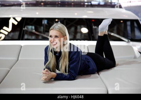 Dusseldorf, Allemagne. Le 20 janvier, 2017. boot Düsseldorf 2017 - les mondes plus grand yachting et sports d'eau exposition. Star est le super yacht Princess 30M. C'est le plus grand et le plus cher à louer à la foire. Scarlett (23) sur la terrasse. Banque D'Images