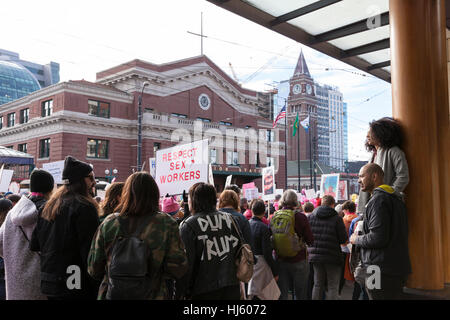 Seattle, États-Unis. 21 Jan, 2017. Seattle, Washington : Allie VanBryce et Damian Hutchins regarder le mars près de la gare Union. Plus de 100 000 personnes ont assisté à l'Womxn sur Mars Seattle le 21 janvier 2017 en solidarité avec la Marche des femmes sur Washington, DC La mission de la marche silencieuse est de réunir les diverses femmes ensemble pour l'action collective. Crédit : Paul Gordon/Alamy Live News Banque D'Images