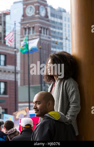 Seattle, États-Unis. 21 Jan, 2017. Seattle, Washington : Allie VanBryce et Damian Hutchins regarder le mars près de la gare Union. Plus de 100 000 personnes ont assisté à l'Womxn sur Mars Seattle le 21 janvier 2017 en solidarité avec la Marche des femmes sur Washington, DC La mission de la marche silencieuse est de réunir les diverses femmes ensemble pour l'action collective. Crédit : Paul Gordon/Alamy Live News Banque D'Images
