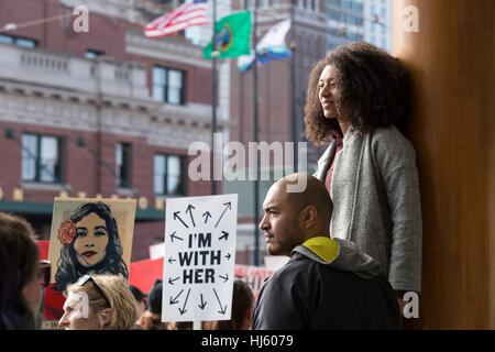 Seattle, États-Unis. 21 Jan, 2017. Seattle, Washington : Allie VanBryce et Damian Hutchins regarder le mars près de la gare Union. Plus de 100 000 personnes ont assisté à l'Womxn sur Mars Seattle le 21 janvier 2017 en solidarité avec la Marche des femmes sur Washington, DC La mission de la marche silencieuse est de réunir les diverses femmes ensemble pour l'action collective. Crédit : Paul Gordon/Alamy Live News Banque D'Images