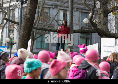 Seattle, États-Unis. 21 Jan, 2017. Seattle, Washington : Jeune homme regarde passer par des partisans au centre-ville. Plus de 100 000 personnes ont assisté à l'Womxn sur Mars Seattle le 21 janvier 2017 en solidarité avec la Marche des femmes sur Washington, DC La mission de la marche silencieuse est de réunir les diverses femmes ensemble pour l'action collective. Crédit : Paul Gordon/Alamy Live News Banque D'Images