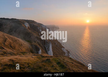 Vue depuis Nothe Blanc, Dorset, UK. Un hiver coloré lever du soleil à l'est le long de la côte jurassique de Purbeck du haut sur blanc dans le Dorset Nothe. © Dan Tucker/Alamy Live News Banque D'Images