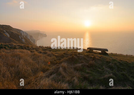 Vue depuis Nothe Blanc, Dorset, UK. Un hiver coloré lever du soleil à l'est le long de la côte jurassique de Purbeck du haut sur blanc dans le Dorset Nothe. © Dan Tucker/Alamy Live News Banque D'Images