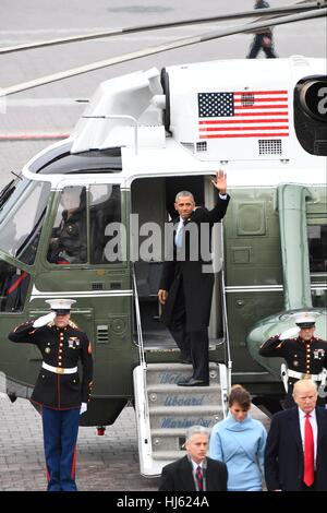 L'ancien Président des États-Unis, Barack Obama, comme il part sur l'un des Marines en tant que président Donald Trump et Melania Trump à pied au cours de l'investiture Présidentielle 2017 au Capitole à Washington, DC Le 20 janvier 2017. Crédit : Jack Gruber/Piscine via CNP - AUCUN FIL SERVICE - Photo : Jack Gruber/consolidé/Piscine/dpa Banque D'Images