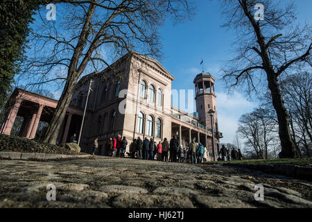 Visiteurs en face de Schloss Biesdorf à Berlin, Allemagne, 22 janvier 2017. Le Centre d'art et de l'Espace Public (ZKR) ouvert ici en septembre 2016. Photo : Paul Zinken/dpa Banque D'Images