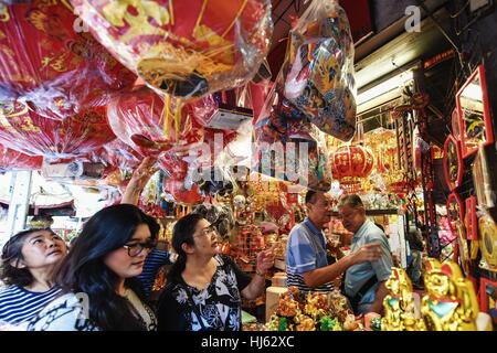 (170122) -- BANGKOK, 22 janvier 2017 (Xinhua) -- Les clients regarder les objets de décoration pour la Nouvelle Année lunaire chinoise dans un magasin situé dans le quartier chinois de Bangkok, Thaïlande, 22 janvier 2017. Les ventes de décorations de fête dans le quartier chinois de Bangkok ont augmenté à l'approche de la Nouvelle Année lunaire chinoise, qui tombe le 28 janvier en 2017. (Xinhua/Mangmang Li) (ZW) Banque D'Images