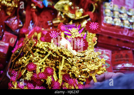 (170122) -- BANGKOK, 22 janvier 2017 (Xinhua) -- Un client achète les objets de décoration pour la Nouvelle Année lunaire chinoise dans un magasin situé dans le quartier chinois de Bangkok, Thaïlande, 22 janvier 2017. Les ventes de décorations de fête dans le quartier chinois de Bangkok ont augmenté à l'approche de la Nouvelle Année lunaire chinoise, qui tombe le 28 janvier en 2017. (Xinhua/Mangmang Li) (ZW) Banque D'Images