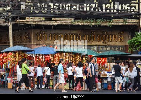 (170122) -- BANGKOK, 22 janvier 2017 (Xinhua) -- un client visite street étals de vente d'articles de décoration pour la Nouvelle Année lunaire chinoise dans le Chinatown de Bangkok, Thaïlande, 22 janvier 2017. Les ventes de décorations de fête dans le quartier chinois de Bangkok ont augmenté à l'approche de la Nouvelle Année lunaire chinoise, qui tombe le 28 janvier en 2017. (Xinhua/Mangmang Li) (ZW) Banque D'Images