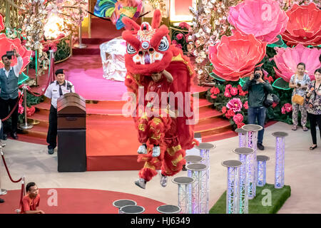 Kuala Lumpur, Malaisie. 21 Jan, 2017. Les centres commerciaux de l'ensemble Kuala Lumpur ayant des spectacles de danse du lion acrobatique pour les clients et les touristes de profiter au cours des prochains Nouvel An chinois 2017 festival à Kuala Lumpur. © Danny Chan/Alamy Live News. Banque D'Images