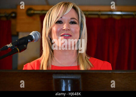 Clonoe, Irlande. 25 Jan, 2017. Nouveau leader du Sinn Fein Michelle O'Neill parle sur scène De retour dans sa ville natale de Clonoe pour son retour à la manifestation. Credit : Mark Winter/Alamy Live News Banque D'Images