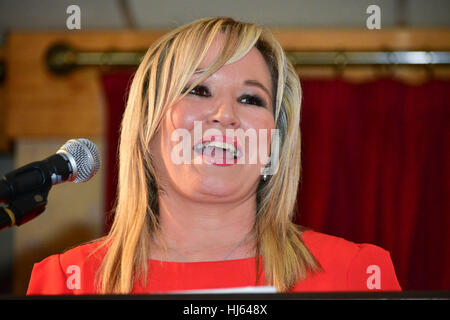 Clonoe, Irlande. 25 Jan, 2017. Nouveau leader du Sinn Fein Michelle O'Neill parle sur scène De retour dans sa ville natale de Clonoe pour son retour à la manifestation. Credit : Mark Winter/Alamy Live News Banque D'Images