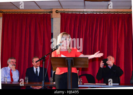 Clonoe, Irlande. 25 Jan, 2017. Nouveau leader du Sinn Fein Michelle O'Neill parle sur scène De retour dans sa ville natale de Clonoe pour son retour à la manifestation. Credit : Mark Winter/Alamy Live News Banque D'Images