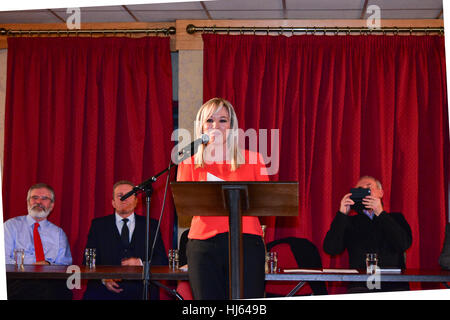 Clonoe, Irlande. 25 Jan, 2017. Nouveau leader du Sinn Fein Michelle O'Neill parle sur scène De retour dans sa ville natale de Clonoe pour son retour à la manifestation. Credit : Mark Winter/Alamy Live News Banque D'Images