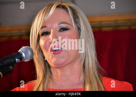 Clonoe, Irlande. 25 Jan, 2017. Nouveau leader du Sinn Fein Michelle O'Neill parle sur scène De retour dans sa ville natale de Clonoe pour son retour à la manifestation. Credit : Mark Winter/Alamy Live News Banque D'Images