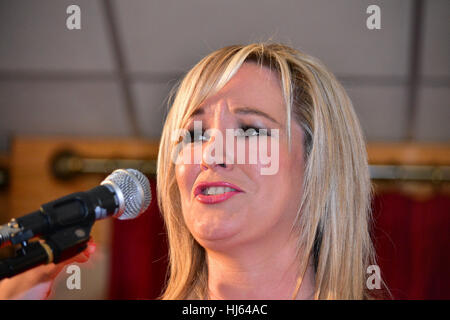 Clonoe, Irlande. 25 Jan, 2017. Nouveau leader du Sinn Fein Michelle O'Neill parle sur scène De retour dans sa ville natale de Clonoe pour son retour à la manifestation. Credit : Mark Winter/Alamy Live News Banque D'Images