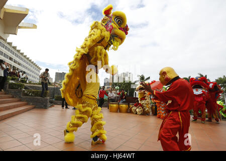 Phnom Penh, Cambodge. 26 janvier, 2017. Fêtards s'effectuer la danse du lion pour saluer le Nouvel An Chinois, ou Fête du Printemps, à Phnom Penh, Cambodge, 26 janvier 2017. Le Nouvel An Chinois tombe le 28 janvier cette année. Credit : Sovannara/Xinhua/Alamy Live News Banque D'Images