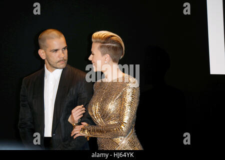 Hollywood, États-Unis d'Amérique. Feb 20, 2015. L'actrice Scarlett Johansson et Romain Dauriac arrivent à la Tom Ford Automne/Hiver 2015 Collection femme Présentation à lait Studios à Los Angeles, USA, le 20 février 2015. Photo : Hubert Boesl - AUCUN FIL SERVICE - dans le monde entier | conditions/dpa/Alamy Live News Banque D'Images