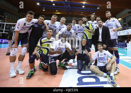 Latina, Italie. 15 Jan, 2017. Top Volley Volley-ball : groupe de l'équipe de Latina Réceptionneuse-attaquante Serie A match entre Top Volley Latina et de Gi Group Monza à PalaBianchini à Latina, Italie . Credit : Hirano et Yoshihige/AFLO/Alamy Live News Banque D'Images