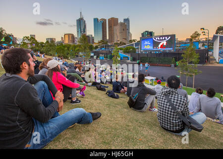 Melbourne, Australie. 26 Janvier 2017 : Les gens regardent un match de tennis dans la zone d'affichage public au cours de l'Open d'Australie 2017 à Melbourne Park, Melbourne, Australie. Crédit : Frank Molter/Alamy Live News Banque D'Images