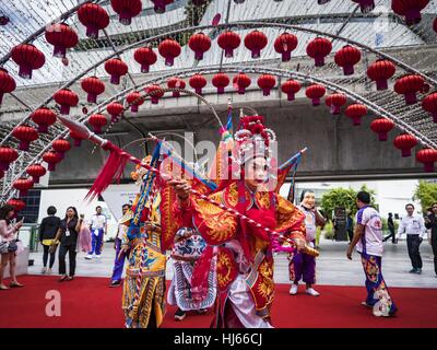 Bangkok, Thaïlande. 26 janvier, 2017. Spectacle du Nouvel An chinois dans un défilé passer sous des lanternes chinoises lors de célébrations à l'Emporium, un centre commercial haut de gamme à Bangkok. 2017 est l'année du Coq dans le zodiaque chinois. Cette année, les festivités du Nouvel An lunaire à Bangkok ont été atténuées du fait que beaucoup de gens sont encore pleure la mort Bhumibol Adulyadej, Roi de Thaïlande, qui est décédé le 13 octobre 2016. Le Nouvel An chinois est largement célébré en Thaïlande, parce que les groupes ethniques chinois sont environ 15  % de la population thaïlandaise. Crédit : Jack Kurtz/ZUMA/Alamy Fil Live News Banque D'Images