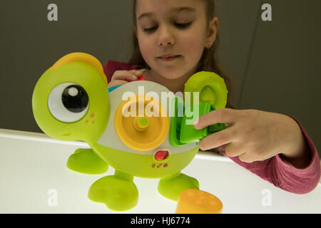 Andrea joue avec le 'Senso' Chamaleon' fromInfantino BKids durant la conférence de presse pour la Spielwarenmesse 2017 salon du jouet dans le centre des expositions de Nuremberg, Allemagne, 26 janvier 2017. Le jouet a été proposée pour un 'Toy Award' dans la 'Baby&Enfant' category. Le plus grand salon du jouet se déroule du 01 au 06 février 2017. Photo : Daniel Karmann/dpa Banque D'Images