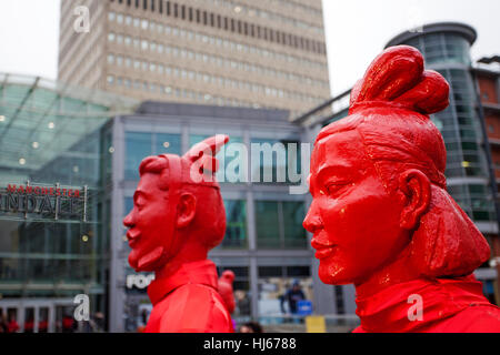 Terre cuite, Manchester. 26 janvier 2017. "Les lanternes de la garde côtière des guerriers en terre cuite les rues du centre-ville de Manchester dans le cadre de la fête du Nouvel An chinois. Parrainé par Manchester offre, l'exposition a été présentée pour la première fois à des jeux olympiques de Beijing et est maintenant sur un tour du monde. Ces guerriers s'allumer sont des répliques de la fameuse armée qui gardent le tombeau de l'empereur de Chine. Credit : Cernan Elias/Alamy Live News Banque D'Images