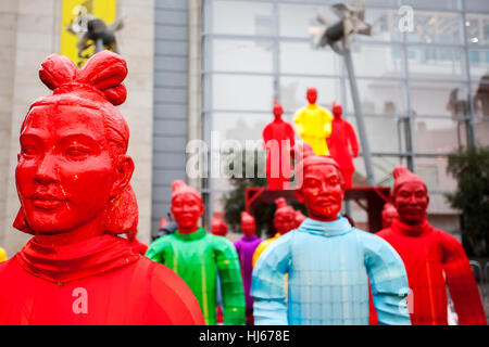 Terre cuite, Manchester. 24 Jan 2017. "Les lanternes de la garde côtière des guerriers en terre cuite les rues du centre-ville de Manchester dans le cadre de la fête du Nouvel An chinois. Parrainé par Manchester offre, l'exposition a été présentée pour la première fois à des jeux olympiques de Beijing et est maintenant sur un tour du monde. Ces guerriers s'allumer sont des répliques de la fameuse armée qui gardent le tombeau de l'empereur de Chine. Credit : Cernan Elias/Alamy Live News Banque D'Images