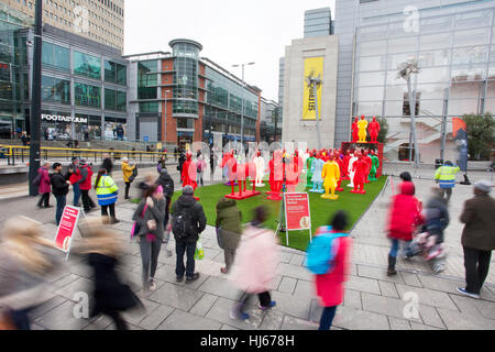 Terre cuite, Manchester. 26 janvier 2017. "Les lanternes de la garde côtière des guerriers en terre cuite les rues du centre-ville de Manchester dans le cadre de la fête du Nouvel An chinois. Parrainé par Manchester offre, l'exposition a été présentée pour la première fois à des jeux olympiques de Beijing et est maintenant sur un tour du monde. Ces guerriers s'allumer sont des répliques de la fameuse armée qui gardent le tombeau de l'empereur de Chine. Credit : Cernan Elias/Alamy Live News Banque D'Images