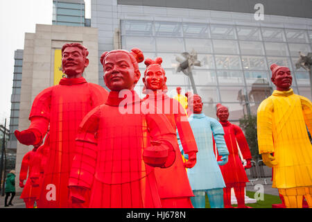 Terre cuite, Manchester. 26 janvier 2017. "Les lanternes de la garde côtière des guerriers en terre cuite les rues du centre-ville de Manchester dans le cadre de la fête du Nouvel An chinois. Parrainé par Manchester offre, l'exposition a été présentée pour la première fois à des jeux olympiques de Beijing et est maintenant sur un tour du monde. Ces guerriers s'allumer sont des répliques de la fameuse armée qui gardent le tombeau de l'empereur de Chine. Credit : Cernan Elias/Alamy Live News Banque D'Images