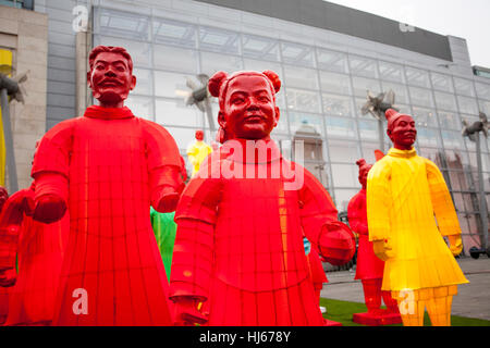 Terre cuite, Manchester. 26 janvier 2017. "Les lanternes de la garde côtière des guerriers en terre cuite les rues du centre-ville de Manchester dans le cadre de la fête du Nouvel An chinois. Parrainé par Manchester offre, l'exposition a été présentée pour la première fois à des jeux olympiques de Beijing et est maintenant sur un tour du monde. Ces guerriers s'allumer sont des répliques de la fameuse armée qui gardent le tombeau de l'empereur de Chine. Credit : Cernan Elias/Alamy Live News Banque D'Images