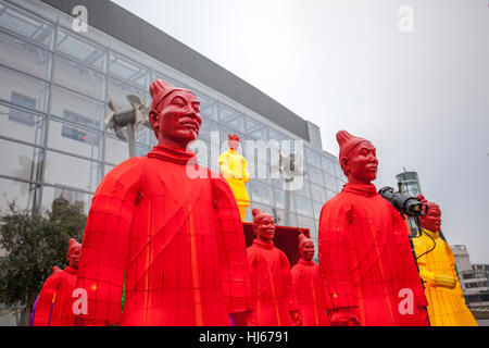 Terre cuite, Manchester. 26 janvier 2017. "Les lanternes de la garde côtière des guerriers en terre cuite les rues du centre-ville de Manchester dans le cadre de la fête du Nouvel An chinois. Parrainé par Manchester offre, l'exposition a été présentée pour la première fois à des jeux olympiques de Beijing et est maintenant sur un tour du monde. Ces guerriers s'allumer sont des répliques de la fameuse armée qui gardent le tombeau de l'empereur de Chine. Credit : Cernan Elias/Alamy Live News Banque D'Images