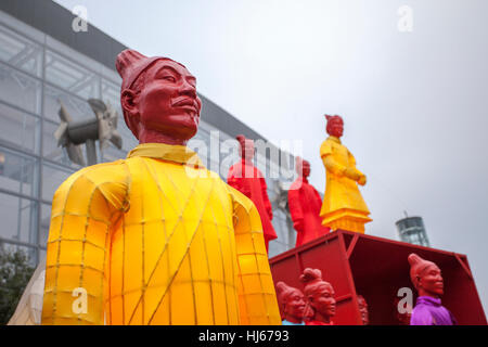 Terre cuite, Manchester. 26 janvier 2017. "Les lanternes de la garde côtière des guerriers en terre cuite les rues du centre-ville de Manchester dans le cadre de la fête du Nouvel An chinois. Parrainé par Manchester offre, l'exposition a été présentée pour la première fois à des jeux olympiques de Beijing et est maintenant sur un tour du monde. Ces guerriers s'allumer sont des répliques de la fameuse armée qui gardent le tombeau de l'empereur de Chine. Credit : Cernan Elias/Alamy Live News Banque D'Images