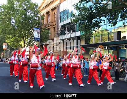 Canberra, Australie. 26 janvier, 2017. Les gens effectuer la taille chinoise Danse du tambour pendant un défilé pour célébrer la Journée de l'Australie à Adélaïde, Australie, le 26 janvier 2017. Célébrations du Jour de l'Australie le 26 janvier l'occasion de l'arrivée de la première flotte de navires britanniques à Sydney Cove en 1788. Credit : Gu Wenbo/Xinhua/Alamy Live News Banque D'Images