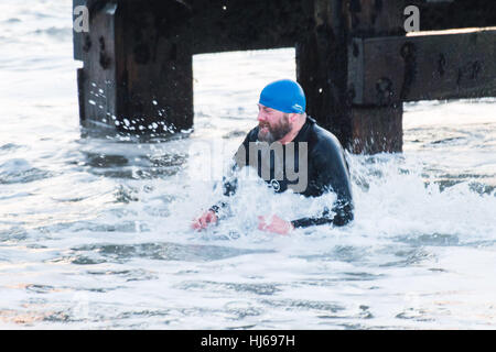 Pays de Galles Aberystwyth UK, jeudi 26 janvier 2017 UK Weather : un jour de bitingly cold vents de nord fait penser à -3ºC, beaucoup plus froid que la 1°C sur le thermomètre, un homme va bravement pour une baignade dans la mer au large de la plage d'Aberystwyth. Crédit photo : Keith Morris/Alamy Live News Banque D'Images