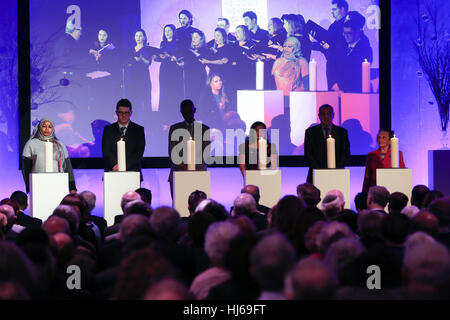Londres, Royaume-Uni. 26 janvier, 2017. QEII Conference Centre. Plus de 500 personnes, dont des politiciens, des dignitaires et chefs religieux assister Holocaust Memorial Day Service de penser aux millions de personnes assassinés dans l'Holocauste, sous la persécution nazie et dans les génocides au Cambodge, au Rwanda, en Bosnie et au Darfour. 27 Janvier marque la libération d'Auschwitz-Birkenau, le plus grand camp de la mort nazi. "Le thème de la Journée de commémoration de l'Holocauste 2017 est 'Comment la vie peut-elle aller ?". Credit : Dinendra Haria/Alamy Live News Banque D'Images