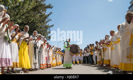 Addis Abeba - Jan 19 : jeunes filles habillés en vêtements traditionnels colorés chantent et chantent accompagnant le Tabot, un modèle de l'arc d'alliance Banque D'Images