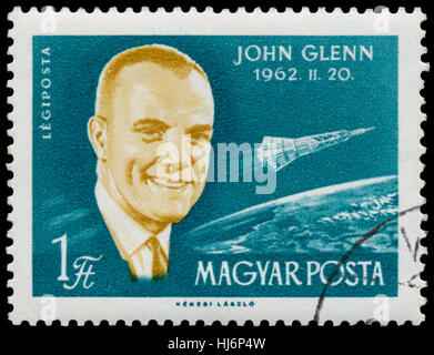 BUDAPEST, HONGRIE - 14 décembre 2016 : un timbre imprimé en Hongrie montre l'astronaute américain John Glenn ; série astronautes vers 1962 Banque D'Images