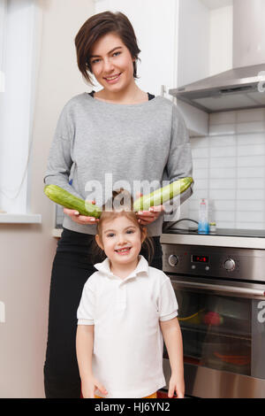 Maman et sa fille dans la cuisine Banque D'Images
