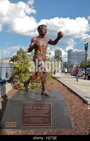 La statue de bronze de Tony DeMarco dans le quartier historique de North End de Boston, Boston, Massachusetts, USA. Banque D'Images