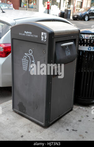 Un compacteur de BigBelly solar (rue poubelle) à Boston, Massachusetts, United States. Banque D'Images