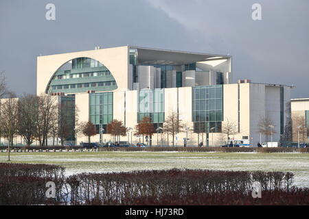 La résidence officielle du chancelier allemand (Kanzleramtsgebaeude) à Berlin, en Allemagne, dans la neige Banque D'Images