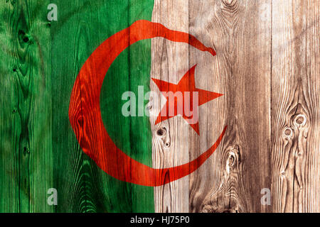 Drapeau national de l'Algérie sur fond de bois Banque D'Images